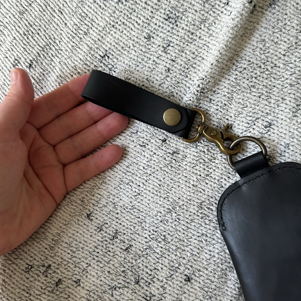 Black Leather Glasses Case Keychain - Picture 4 of 4